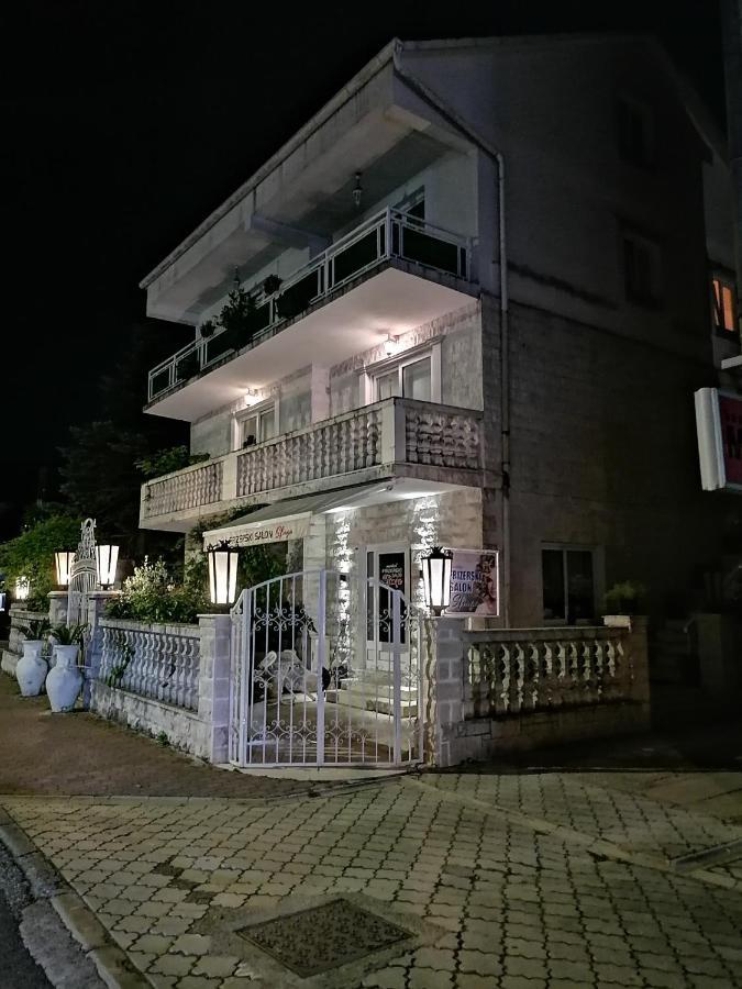 Romana 1 Tivat Bagian luar foto