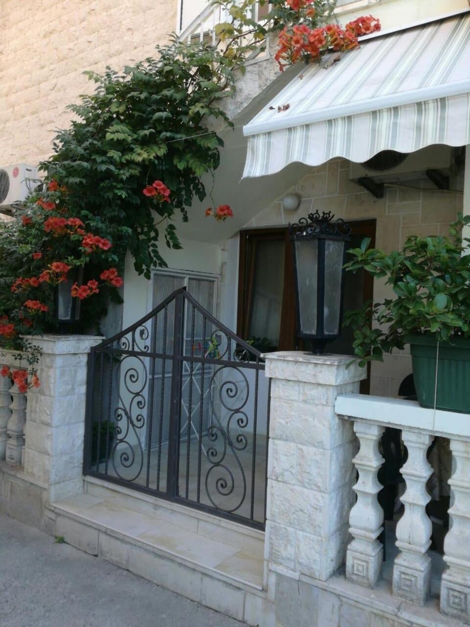 Romana 1 Tivat Bagian luar foto